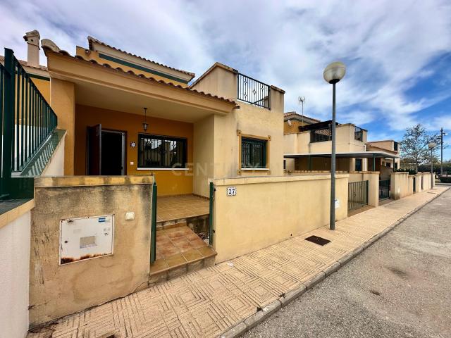 CASA ADOSADA EN ALMORADI CON PISCINA COMUNITARIA
