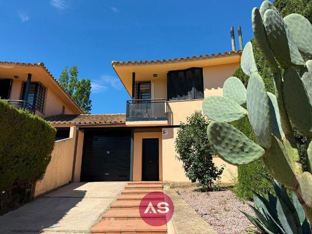 Casa adosada en alquiler en calle Acacies, Navata, de 125 m² 3 habitaciones por 1.550