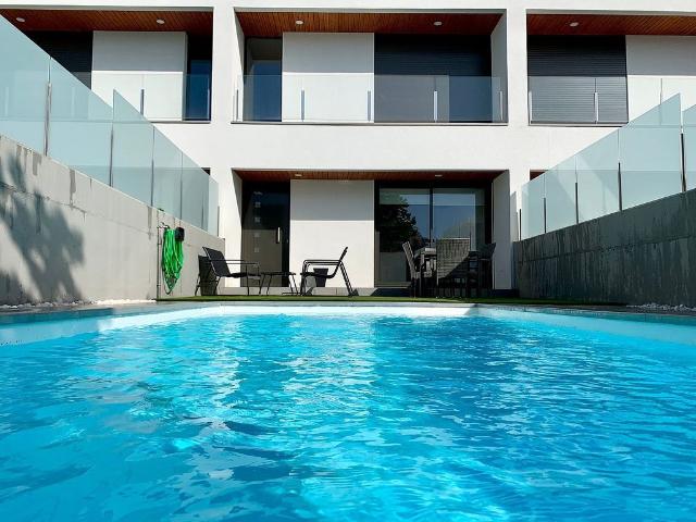 Casa adosada en alquiler en calle Albera, Fornells de la Selva, de 200 m² 3 habitaciones por 2.400