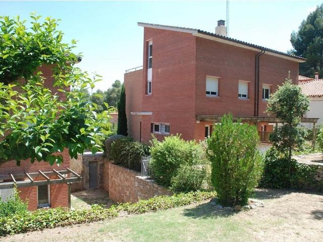 Casa adosada en alquiler en calle Doctor Josep Portabella, Castellar del Vallès, de 210 m² 3 habitaciones por 1.100