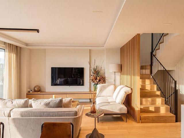 Casa adosada en alquiler en calle De Josep Anguera i Sala, Esplugues de Llobregat, de 288 m² 4 habitaciones por 11.500