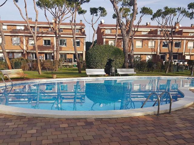 Casa adosada en alquiler en calle De Vandellòs, Gavà, de 240 m² 3 habitaciones por 4.800