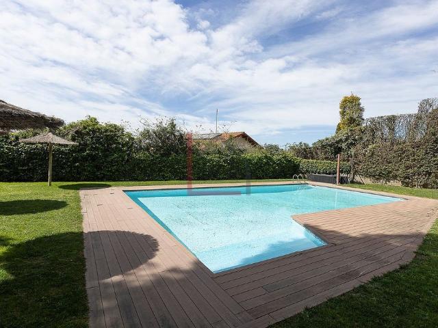 Casa adosada en alquiler en calle Tramuntana, Sant Just Desvern, de 327 m² 5 habitaciones por 7.000
