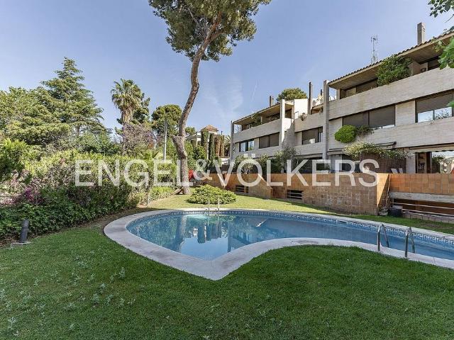 Casa adosada en alquiler en Esplugues de Llobregat, de 331 m² 5 habitaciones por 5.400