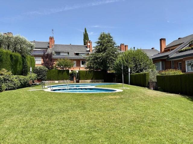 Casa adosada en alquiler en Sant Cugat del Vallès, de 311 m² 3 habitaciones por 4.000