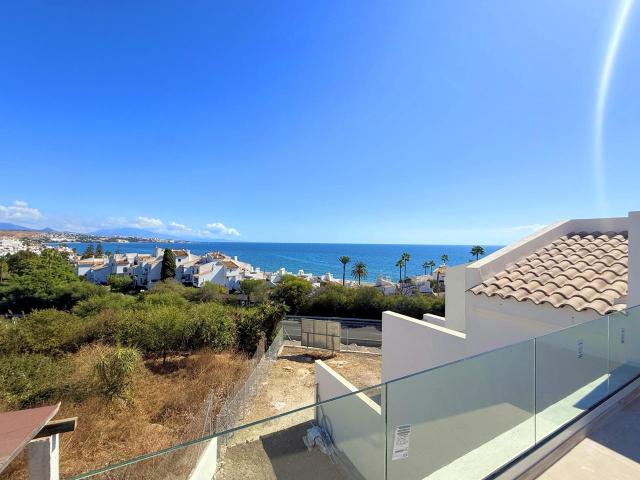 Casa Adosada En Bahía Dorada Con Vistas Panorámicas Al Mar.. 151m² Estepona