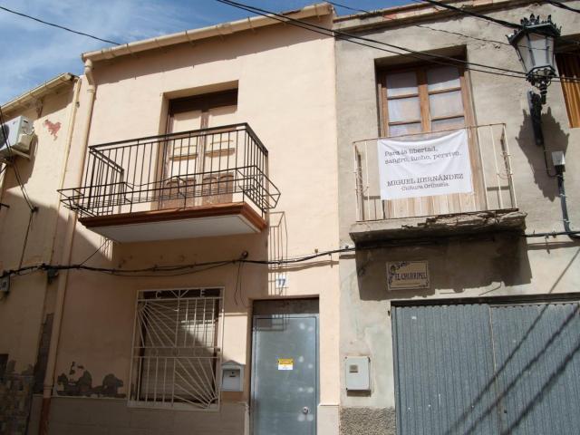 CASA ADOSADA DE BANCO EN ORIHUELA