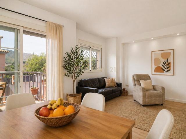 Casa Adosada en Málaga con Vistas a la Montaña,Garage doble y Piscina para disfrutar en familia