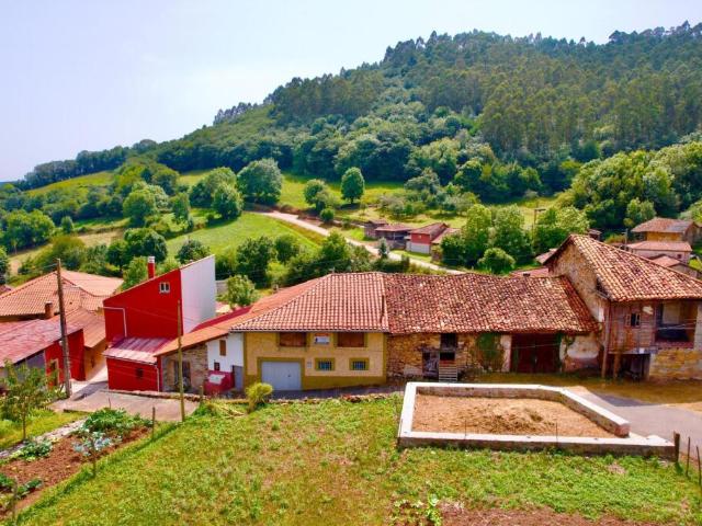 Casa adosada en Rañeces Grado Asturias con amplias posibilidades de reforma