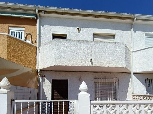 Casa adosada en Urbanización La Regia