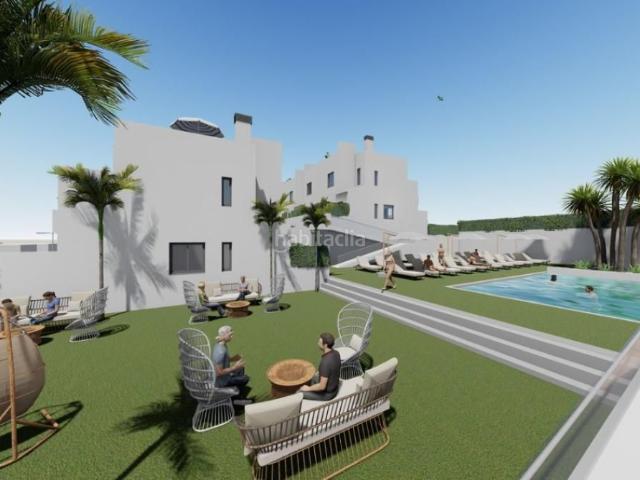 Casa adosada en venta en Cox. Casa adosada de 3 dormitorios y 2 baños con piscina y jardín en Callosa de Segura. Casas adosadas.