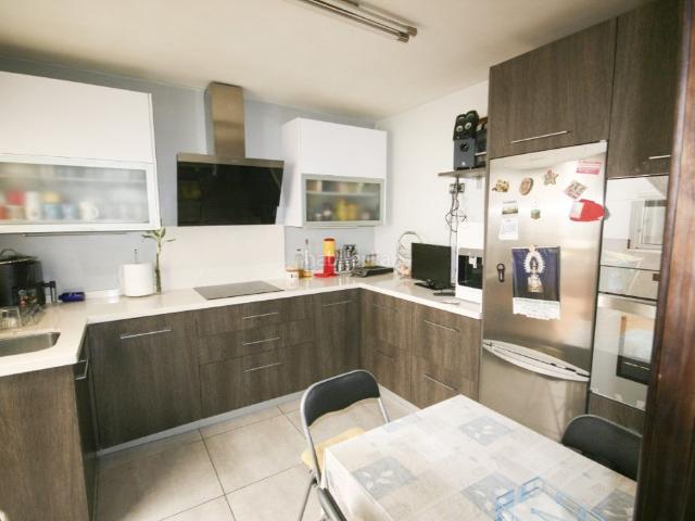 Casa adosada en venta en Coín. CASA MUY AMPLIA CON LOCALCOCHERA. Casas adosadas.