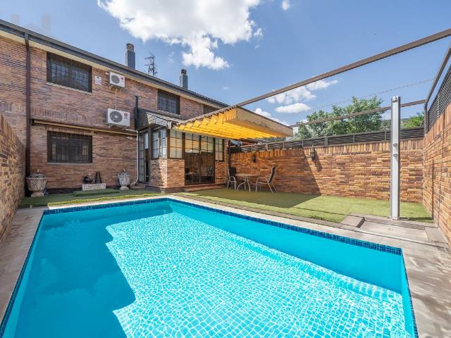 Casa adosada en Venta en Colegios