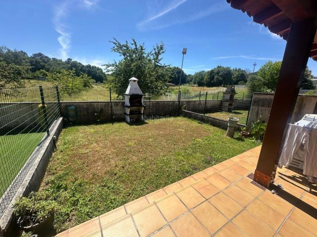 Casa adosada en venta en Coles. Magnífico chalet amueblado en venta zona Cambeo. Casas adosadas.