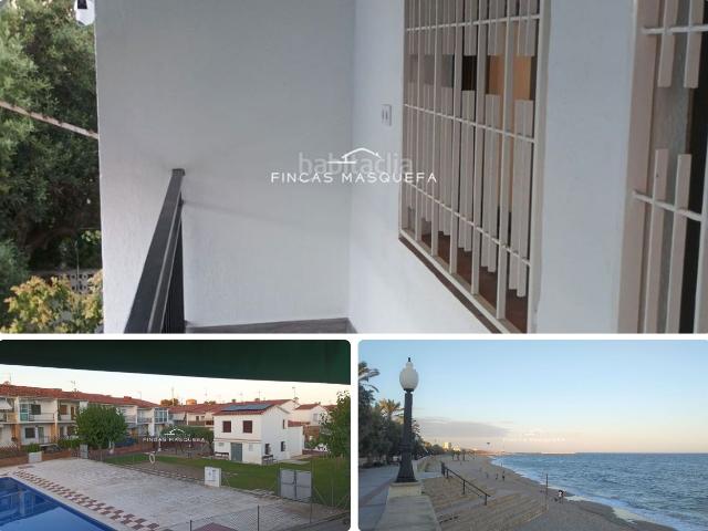 Casa adosada en venta en Coma ruga, Coma ruga Platja Costa Dorada. Comarruga, Chalet Adosado a 3 vientos Recién Reformado con Piscina Comunitaria. Casas adosadas.