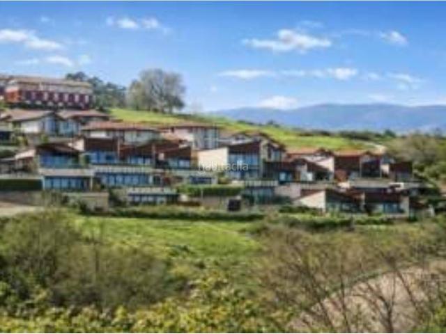 Casa adosada en venta en Comillas. REF.000828 CHALET ADOSADO DE 4 HABITACIONES Y 2 BAÑOS CON GARAJE SUBTERRÁNEO Y VISTAS A COMILLAS. Casas adosadas.