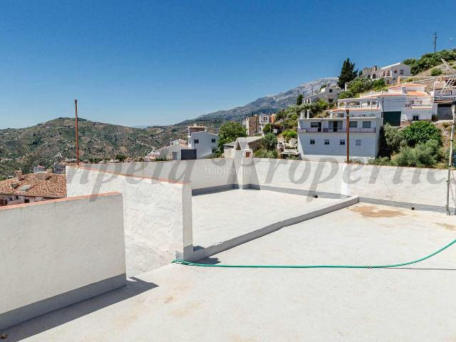 Casa adosada en venta en Cómpeta. Amplia casa con terraza en Cómpeta. Casas adosadas.
