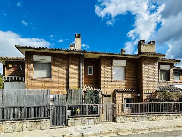 Casa adosada en venta en Corbera de Llobregat, de 160 m² 4 habitaciones por 398.000