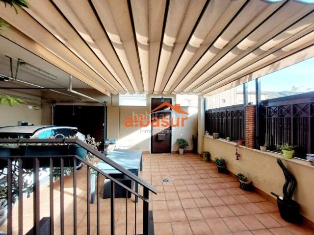 Casa adosada en venta en Córdoba, Alcolea. Precioso adosado de lujo seminuevo con piscina privada y garaje en Alcolea. Casas adosadas.