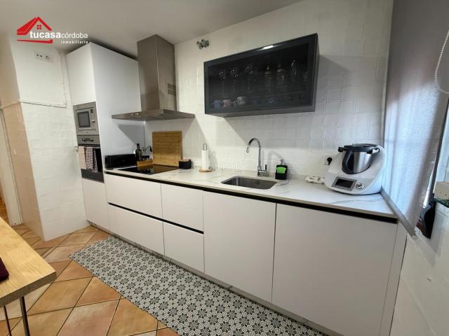 Casa adosada en venta en Córdoba, Poniente Norte Miralbaida Parque Azahara. ADOSADO DE 137 m2 CON GRAN TERRAZA DE 140 m2 ZONA ELECTROMECÁNICA 3 DORMITORIOS DOBLES, GARAJE Y TRASTERO. Casas.