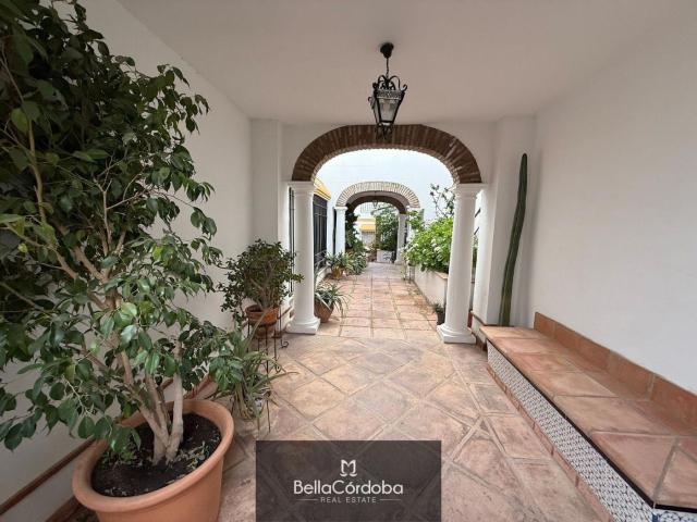 Casa adosada en venta en Córdoba, Sta. Marina San Andrés San Pablo San Lorenzo. PRECIOSA CASA UNIFAMILIAR CON GARAJE JUNTO A LA IGLESIA DE SANTA MARINA. Casas adosadas.