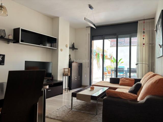 Casa adosada en venta en Cornellà de Llobregat, Fontsanta Fatjó. Casa en entorno residencial exclusivo Fontsanta Fatjó: 3 plantas, terrazas, jardín, trastero privado y plaza de párking. Casas.