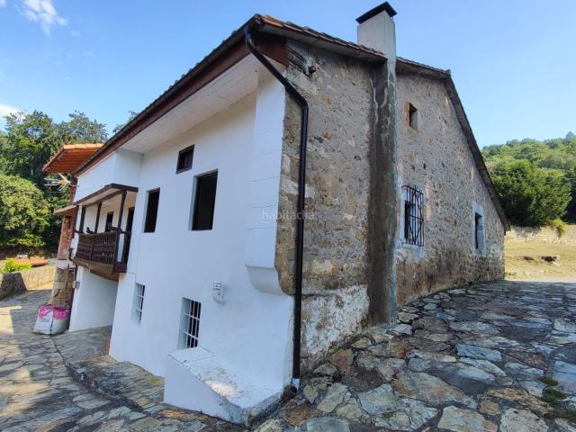 Casa adosada en venta en Corvera de Toranzo. En el tranquilo pueblo de Quintana de Toranzo, rodeada de naturaleza y con unas excelentes vistas se encuentra esta preciosa CASA. Casas adosadas Corvera.