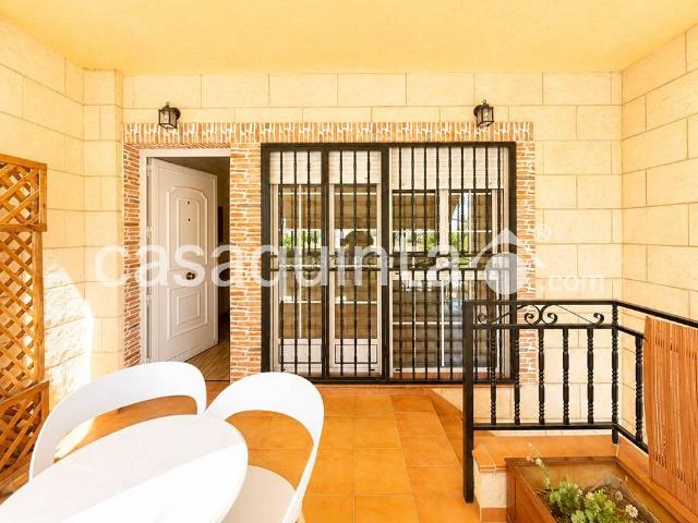 Casa adosada en venta en Catral. CASA ADOSADA CON GARAJE PARA 4 COCHES, SOLÃRIUM Y TERRAZAS EN VENTA. Casas adosadas.