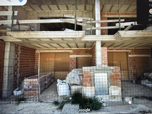 Casa adosada en venta en Catral. Solar en esquina con de 853m con obra paralizada para 10 viv. adosadas. Casas adosadas.