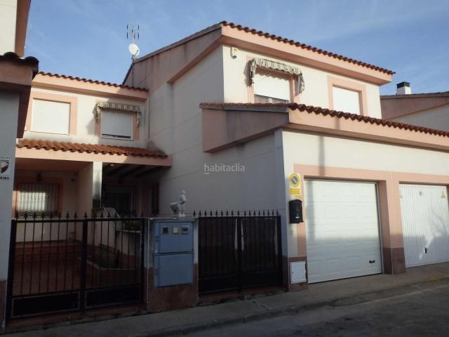 Casa adosada en venta en Cazalegas. Venta de adosado en Cazalegas, Toledo. Activo inmobiliario Sin Posesión, No se puede Visitar, Ni Financiar. Casas adosadas.