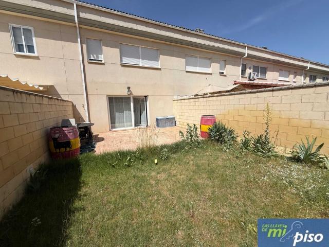 Casa adosada en venta en Cabezón de Pisuerga. Oportunidad Adosado Seminuevo en Cabezón de Pisuerga de tres dormitorios, tres baños. Casas adosadas Cabezón de.