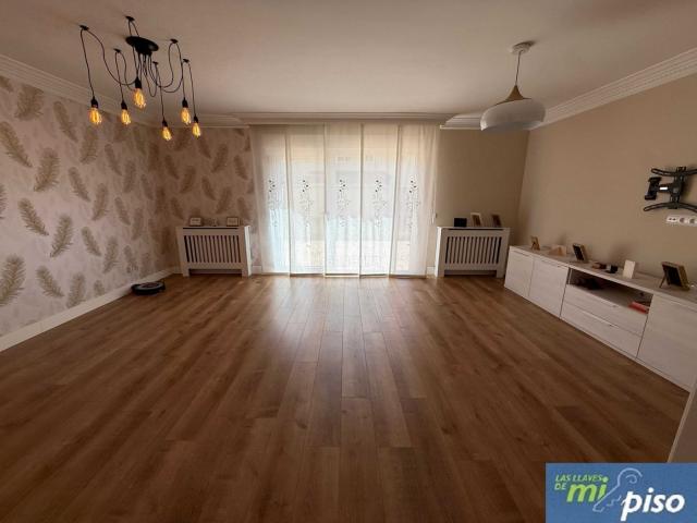 Casa adosada en venta en Cabezón de Pisuerga. Oportunidad Adosado Seminuevo en Cabezón de Pisuerga de tres dormitorios, tres baños. Casas adosadas Cabezón de.