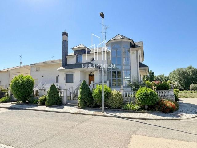 Casa adosada en venta en Cabrerizos. Exclusiva vivienda unifamiliar en Cabrerizos con jardín. Casas adosadas.