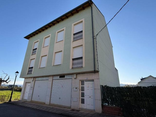 Casa adosada en Venta en Cacabelos