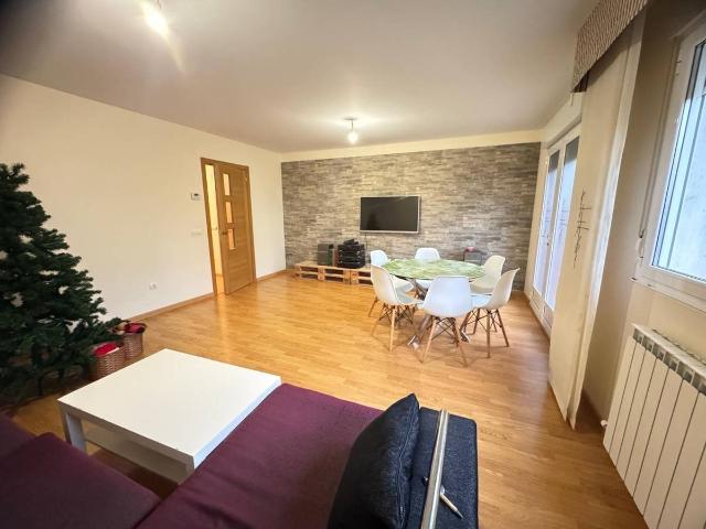 Casa adosada en Venta en Cacabelos