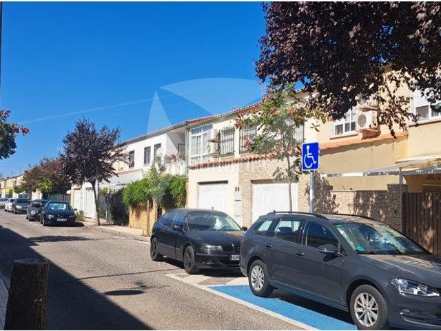 Casa adosada en venta en Cáceres, Campus Universitario. ADOSADO EN VENTA EN RESIDENCIA UNIVERSIDAD. Casas adosadas.