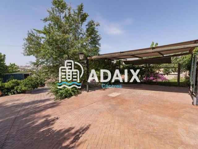 Casa adosada en venta en Cáceres, Campus Universitario. Encantadora casa adosada en Cáceres con 4 dormitorios, jardín y terraza, perfecta para familias que buscan comodidad y espacio. Di. Casas.