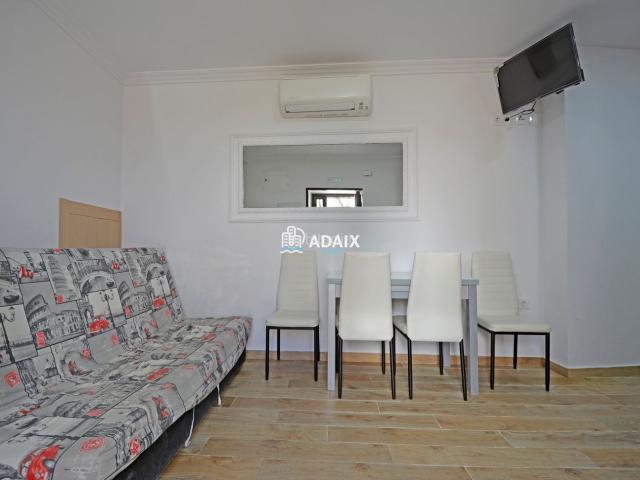 Casa adosada en venta en Cáceres, Casco Antiguo. Viva en una cómoda casa adosada en Cáceres, con 2 dormitorios y un baño, en una ubicación tranquila y bien conectada, cerca de par. Casas adosadas.