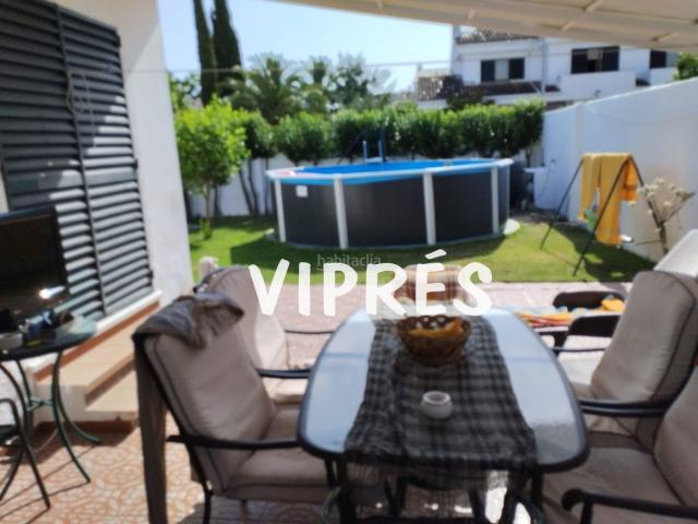 Casa adosada en venta en Cáceres, Ruta de la Plata. Mirad qué vivienda os traigo hoy!Estupenda oportunidad, casa en Castellanos, con buena parcela para poder disfrutarla en familia. Casas adosadas.