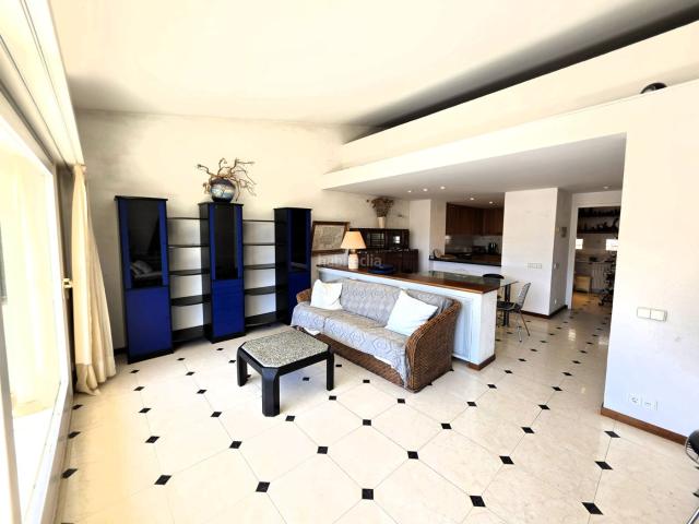 Casa adosada en venta en Cadaqués Costa Brava. Casa amb terrassa i vista al mar. Casas adosadas.