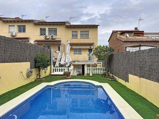 Casa adosada en venta en Calafell, de 182 m² 4 habitaciones por 385.000