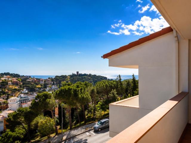 Casa adosada en venta en Caldes d´Estrac. Casa adosada reformada con vistas al mar, 4 terrazas y garaje privado. Casas adosadas Caldes.