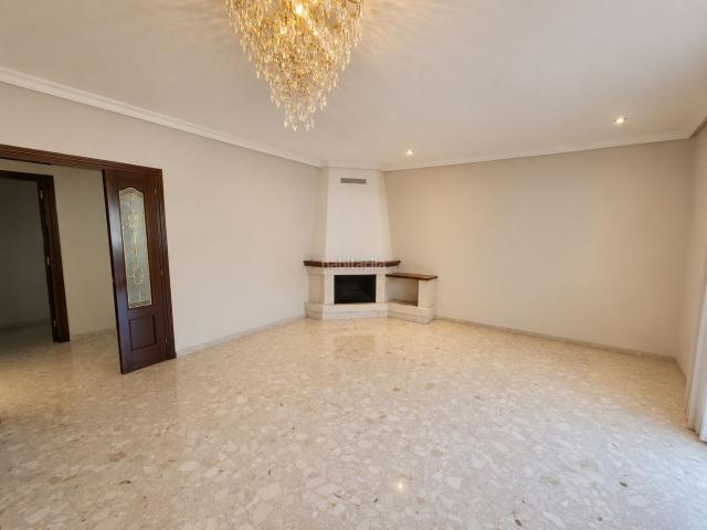 Casa adosada en venta en Caldes d´Estrac. Chalet adosado para entrar a vivir con terraza y parking. Casas adosadas Caldes.
