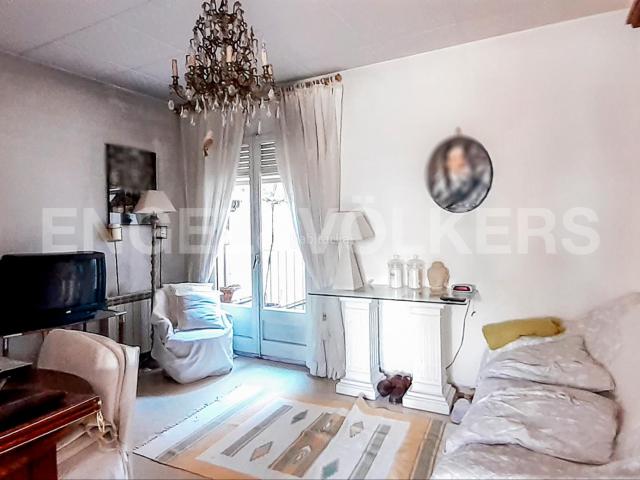 Casa en venta en Calella. Edificio con local y tres viviendas, Calella. Casas.