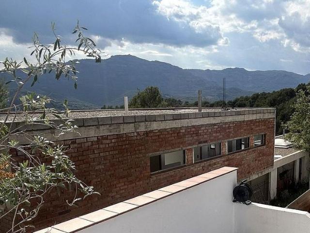 Casa adosada en venta en Castellar del Vallès, de 240 m² 1 habitación por 177.000
