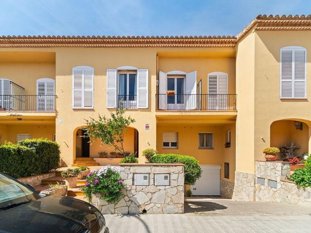 Casa adosada en venta en calle Coromina la, Peralada, de 130 m² 3 habitaciones por 350.000