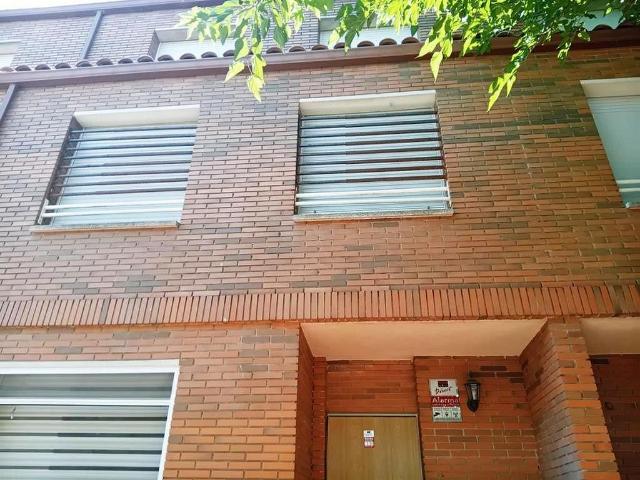 Casa adosada en venta en calle Catalunya, Granada, La, de 302 m² 4 habitaciones por 288.000