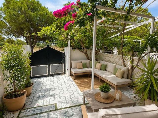Casa adosada en venta en calle Calafell de, Cubelles, de 70 m² 3 habitaciones por 330.000