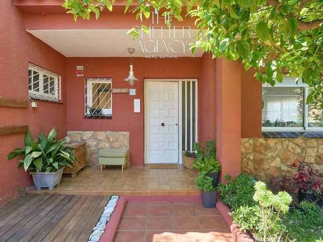 Casa adosada en venta en calle Aneto, Sant Pere de Ribes, de 201 m² 5 habitaciones por 420.000