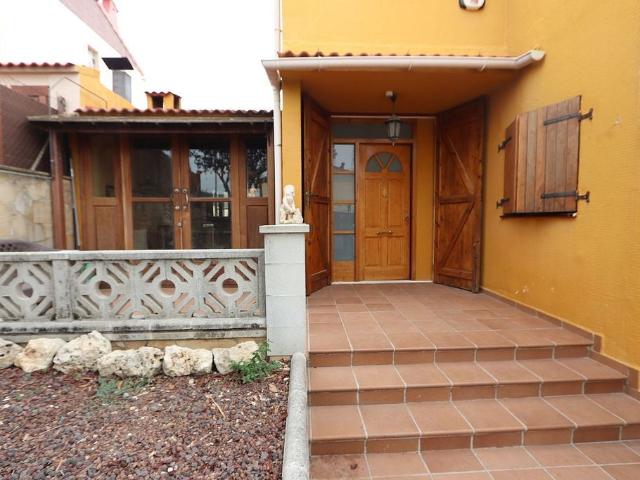 Casa adosada en venta en calle Guifré El Pilós, Pallaresos, Els, de 110 m² 4 habitaciones por 320.000